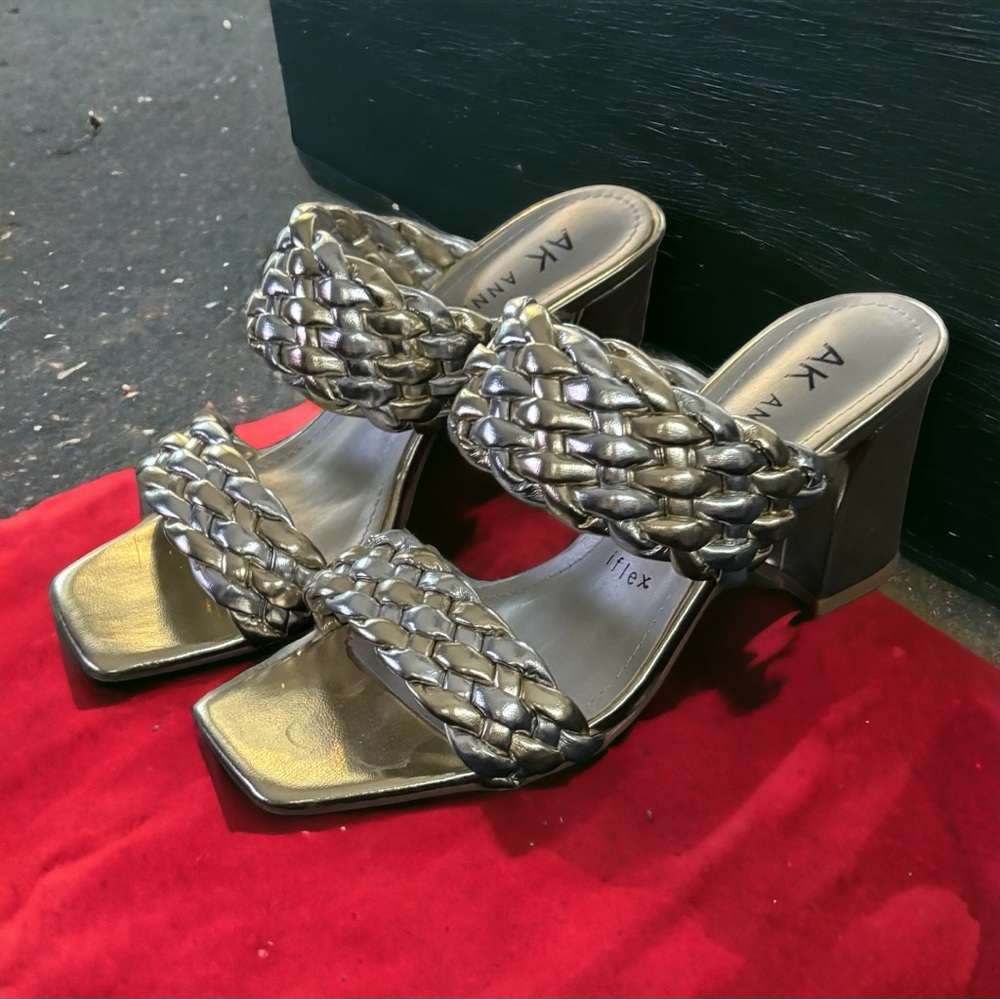 Anne Klein I- Flex Slip on Sandal- Silver EUC